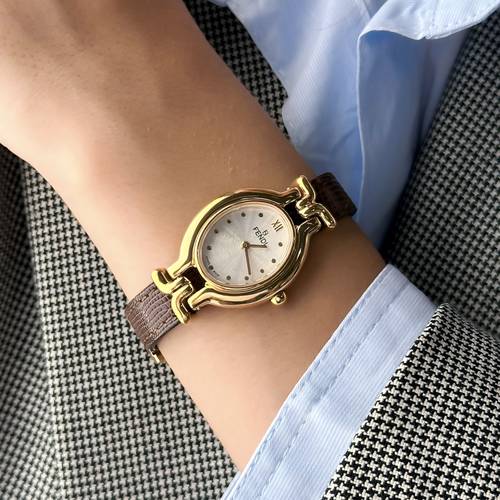 ساعة عتيقة أنيقة ماركة Fendi من ١٩٩٠م