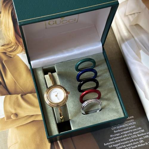 ساعة فنتج أنيقة ماركة Gucci من ١٩٩٠م