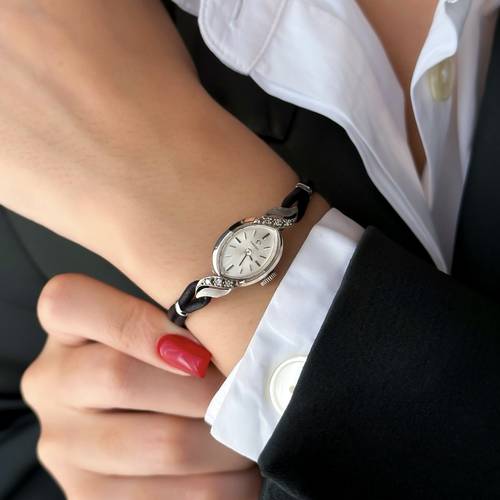 ساعة عتيقة بتصميم آرت ديكو ماركة Omega من ١٩٧٠م