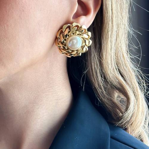 أقراط فنتج ماركة Givenchy ذهبية من اللؤلؤ من ١٩٨٠-١٩٩٠م