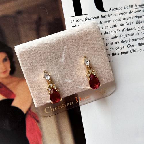 أقراط فنتج ماركة Christian Dior من 1980م