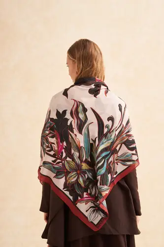 Botanical Shoulder Shawl, Plum شال كتف نباتي، لون البرقوق