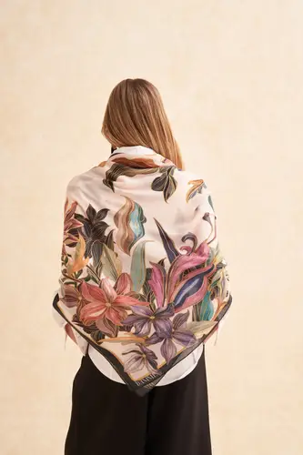 Botanical Shoulder Shawl Pink شال كتف زهري بنقوش نباتية
