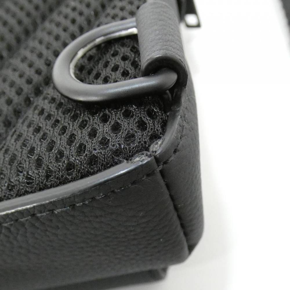 حقيبة ظهر Louis Vuitton جلد بتصميم أنيق وجيب أمامي – أسود