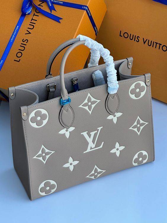 شنطة يد Louis Vuitton بنقشة Monogram Empreinte ومقبض علوي – بيج