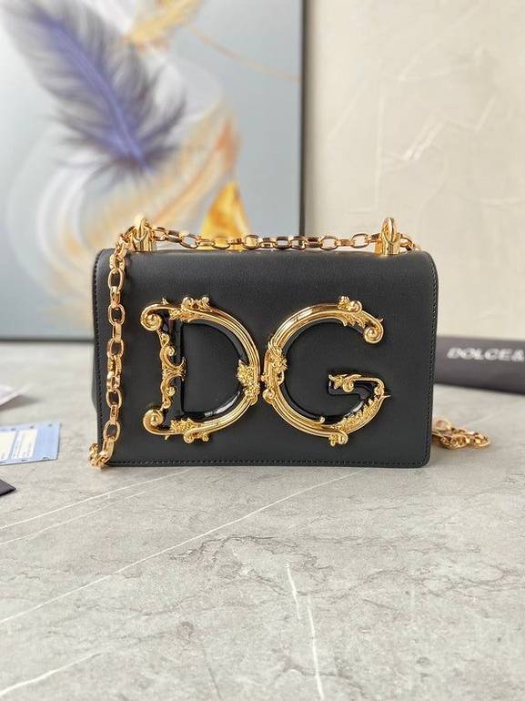 شنطة كتف Dolce & Gabbana بشعار DG وسلسلة ذهبية – أسود