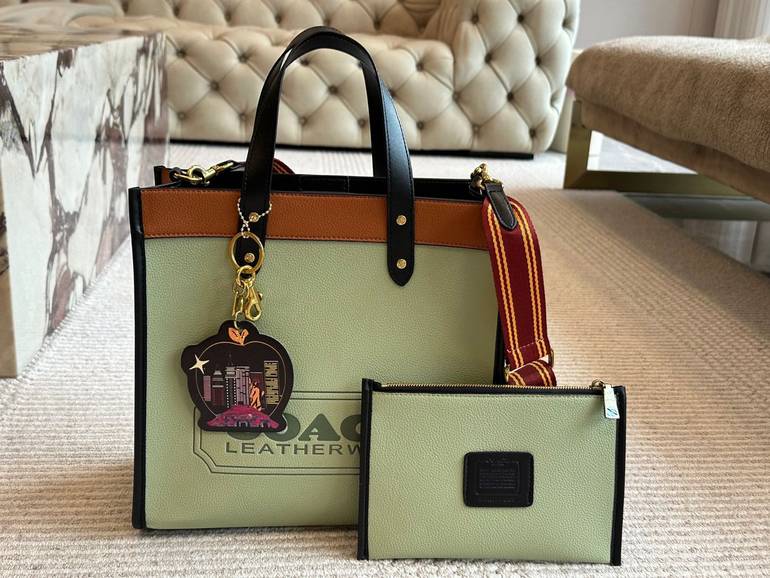 شنطة Coach Field Tote جلد مع حزام كتف ومحفظة – أخضرشنطة Coach Field Tote جلد مع حزام كتف ومحفظة – أخضر