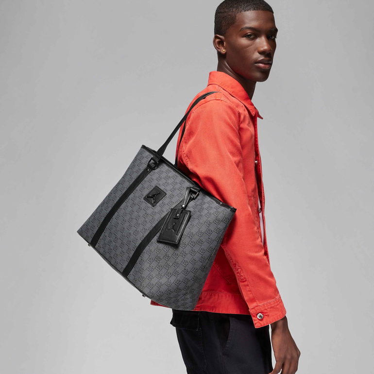 شنطة كتف Nike Jordan بتصميم Tote واسع – أسود