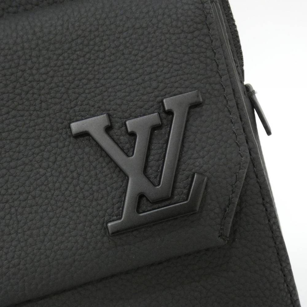 حقيبة ظهر Louis Vuitton جلد بتصميم أنيق وجيب أمامي – أسود