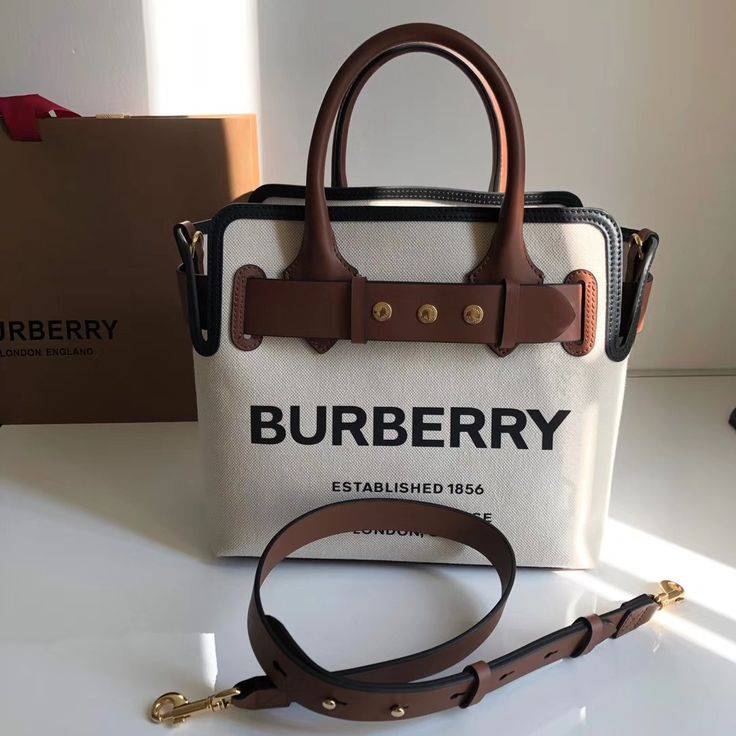 شنطة يد BURBERRY قماش بشعار الماركة مع حزام كتف – بيج