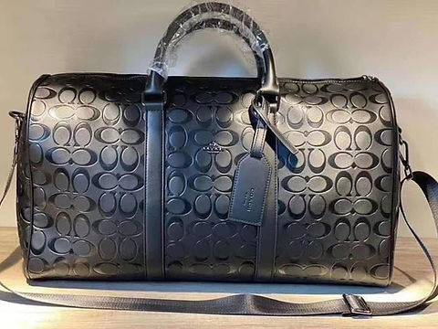 حقيبة سفر COACH بنقشة Signature بارزة وتصميم أنيق مع مساحة واسعة لحمل الأغراض، مزودة بحزام كتف ومقابض مريحة مثالية للسفر والرحلات.