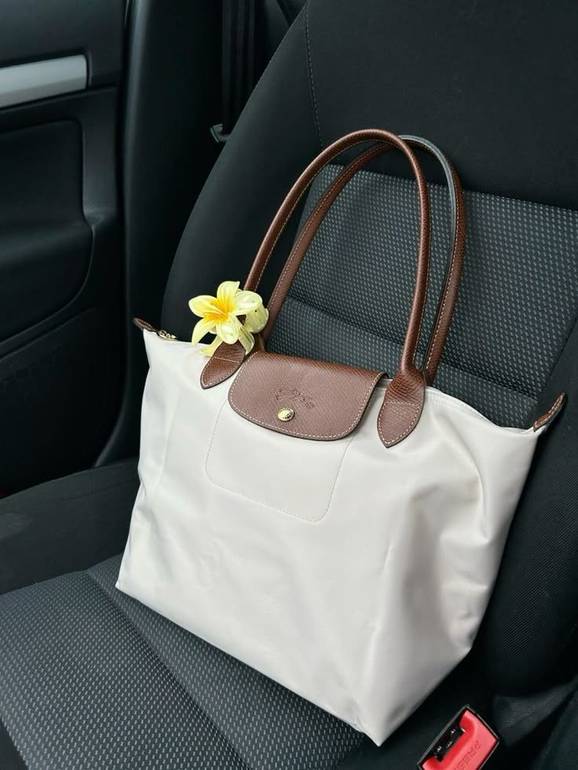 شنطة كتف Longchamp Le Pliage نايلون مع مقبض جلدي – بيج