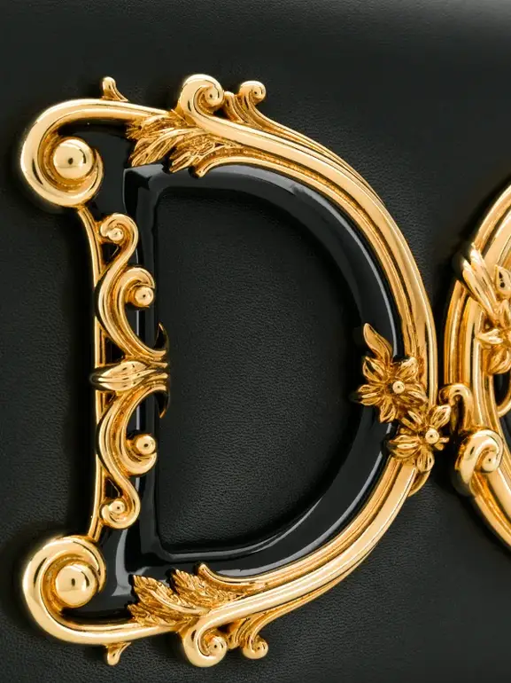 شنطة كتف Dolce & Gabbana بشعار DG وسلسلة ذهبية – أسود