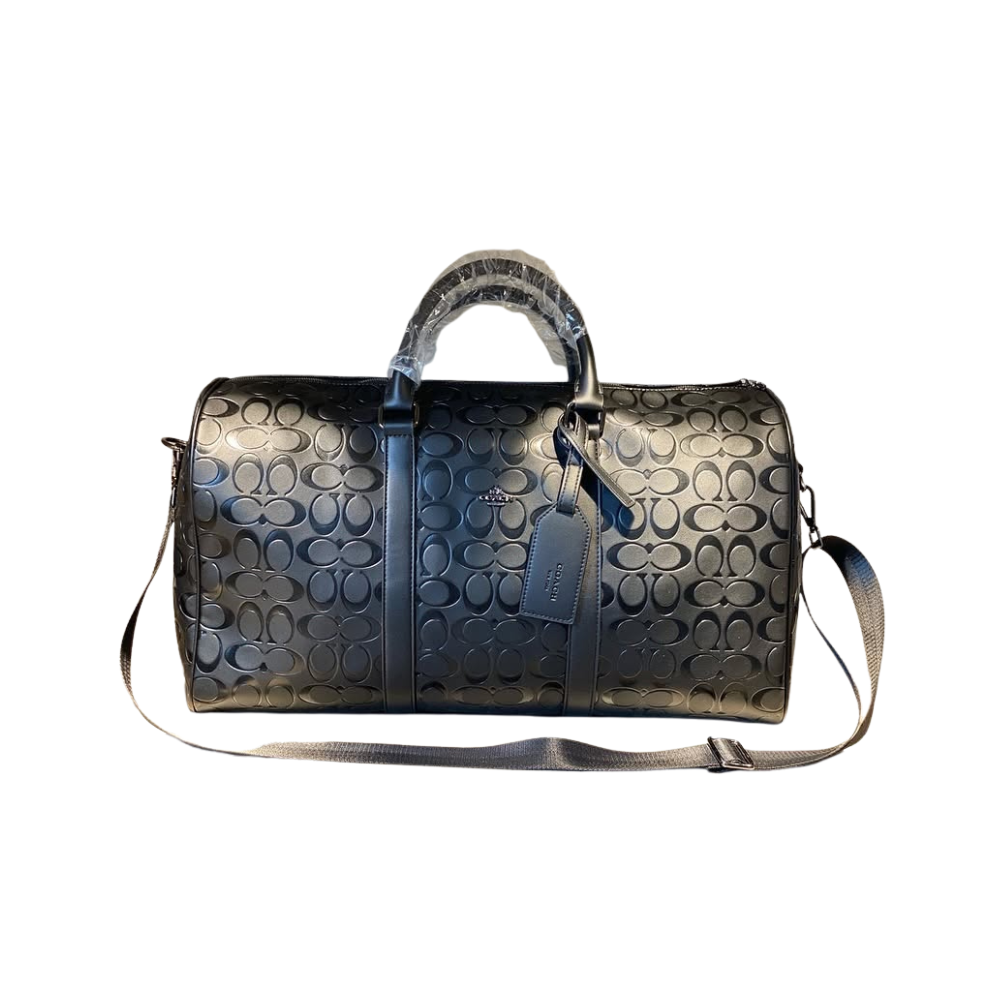 حقيبة سفر COACH بنقشة Signature بارزة وتصميم أنيق مع مساحة واسعة لحمل الأغراض، مزودة بحزام كتف ومقابض مريحة مثالية للسفر والرحلات.