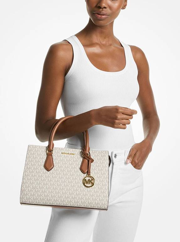 شنطة يد Michael Kors ميني بنقشة MK ومقبض علوي – بيج