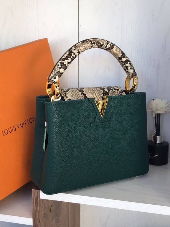 شنطة يد Louis Vuitton Capucines بتصميم فاخر ومقبض علوي – أخضر