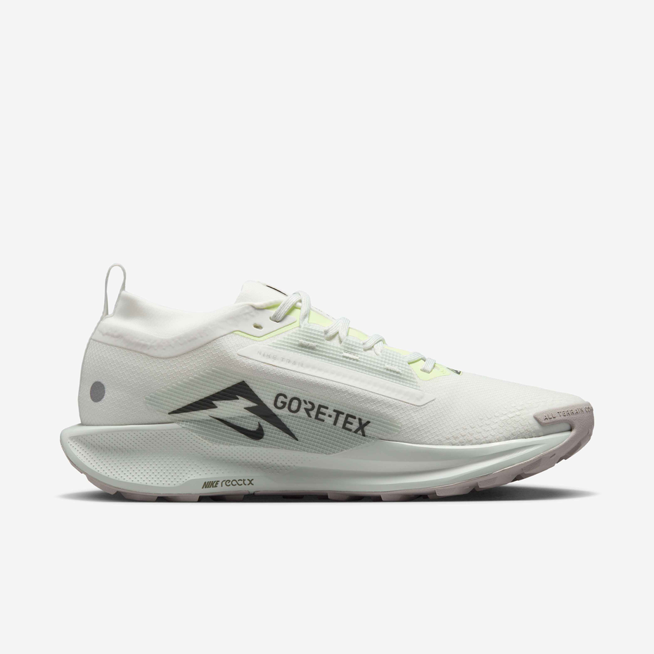 حذاء Nike Pegasus Trail 5 GORE-TEX – حذاء جري مقاوم للماء ابيض