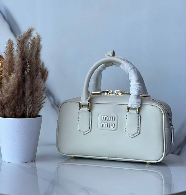 Miu Miu White Leather Handbag – Elegant Luxury Design