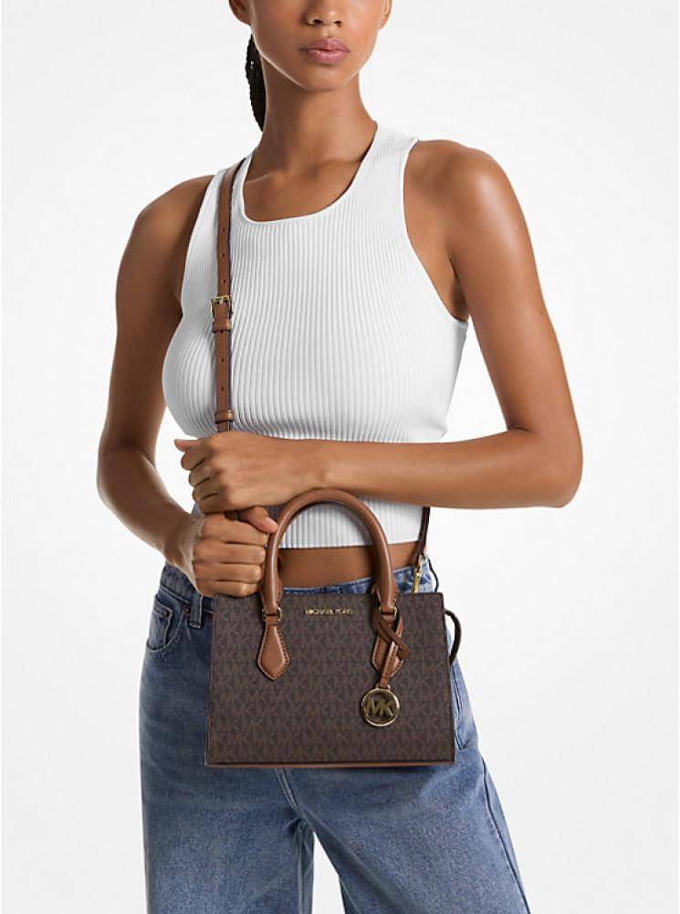 شنطة يد Michael Kors ميني بنقشة MK ومقبض علوي – بني