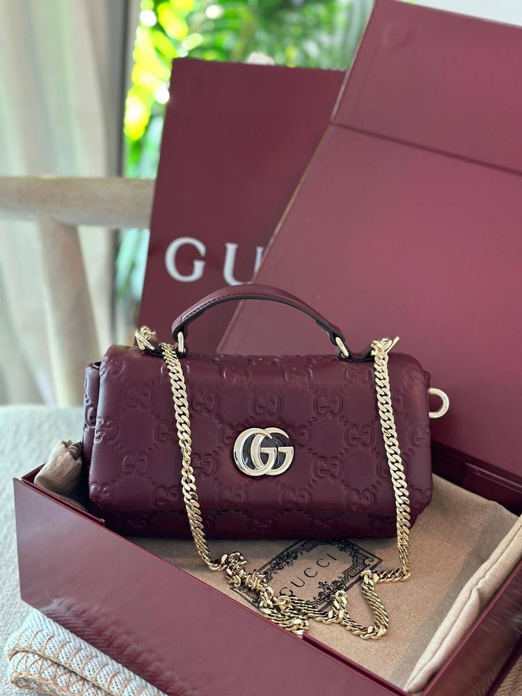 شنطة كتف GUCCI بنقشة GG Monogram وسلسلة ذهبية – عنابي