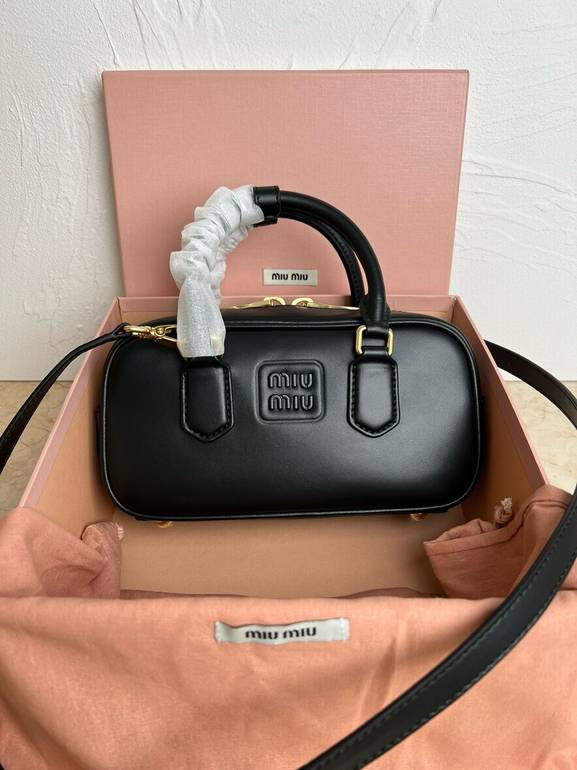 Miu Miu Black Leather Handbag – Elegant Luxury Design