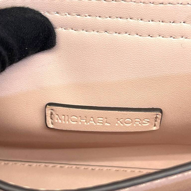 شنطة كتف Michael Kors بنقشة MK وسلسلة معدنية – وردي / بيج