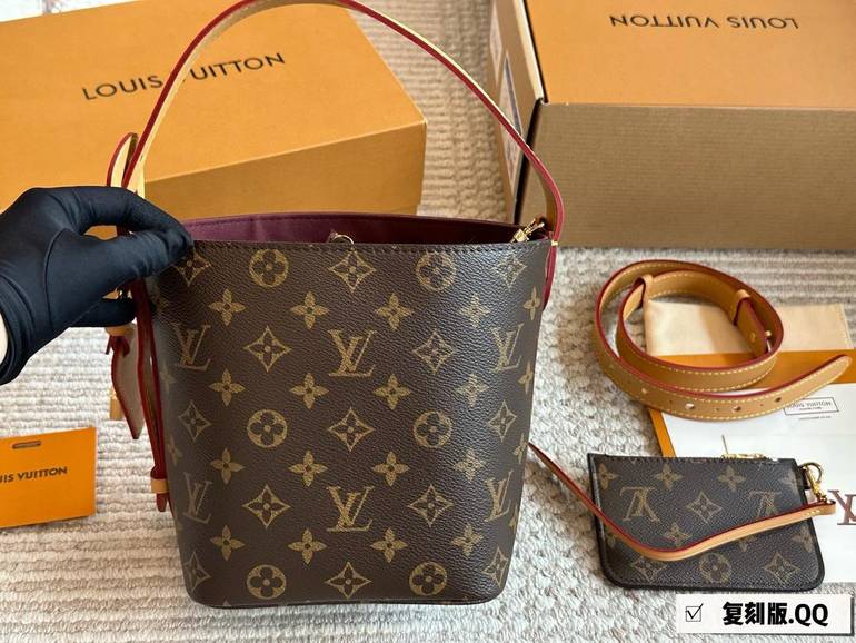 شنطة كتف Louis Vuitton بنقشة Monogram الكلاسيكية – بني