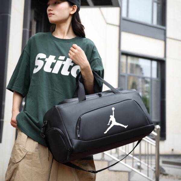 حقيبة رياضية Nike Jordan للسفر والتمارين مع حزام كتف – أسود