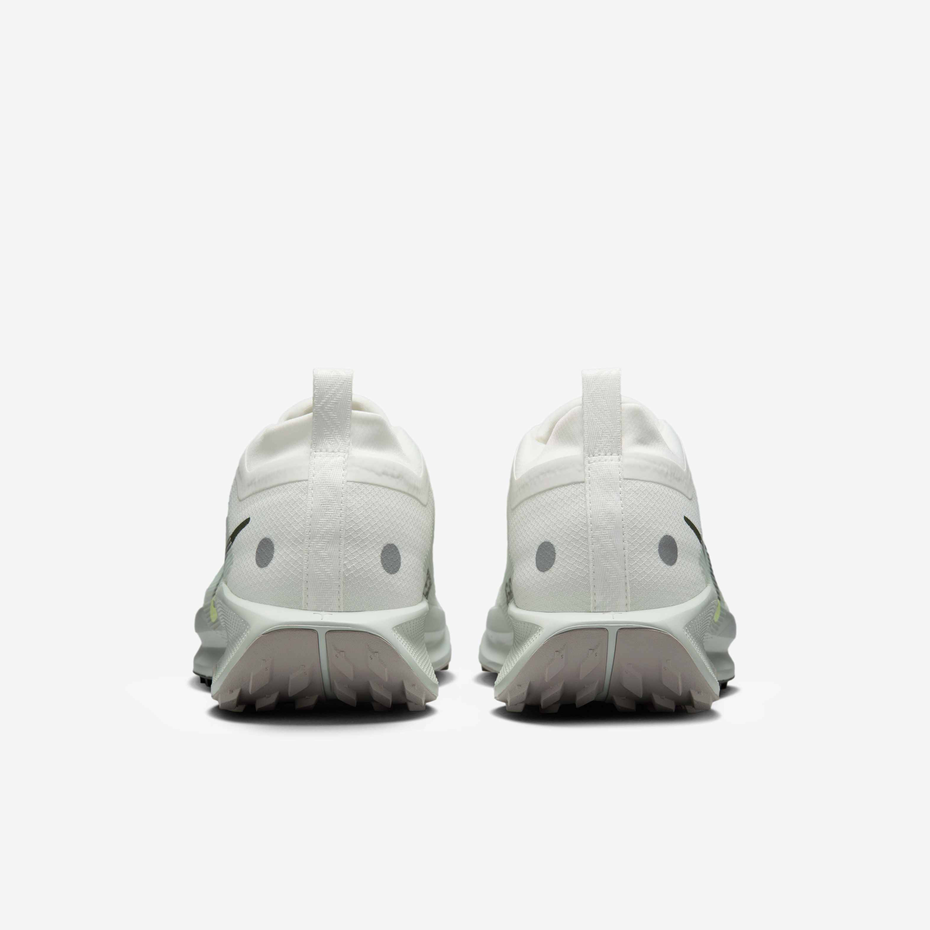 حذاء Nike Pegasus Trail 5 GORE-TEX – حذاء جري مقاوم للماء ابيض