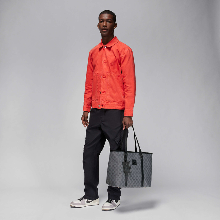 شنطة كتف Nike Jordan بتصميم Tote واسع – أسود