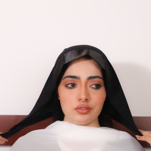 بندانة حجاب ساتان أسود
