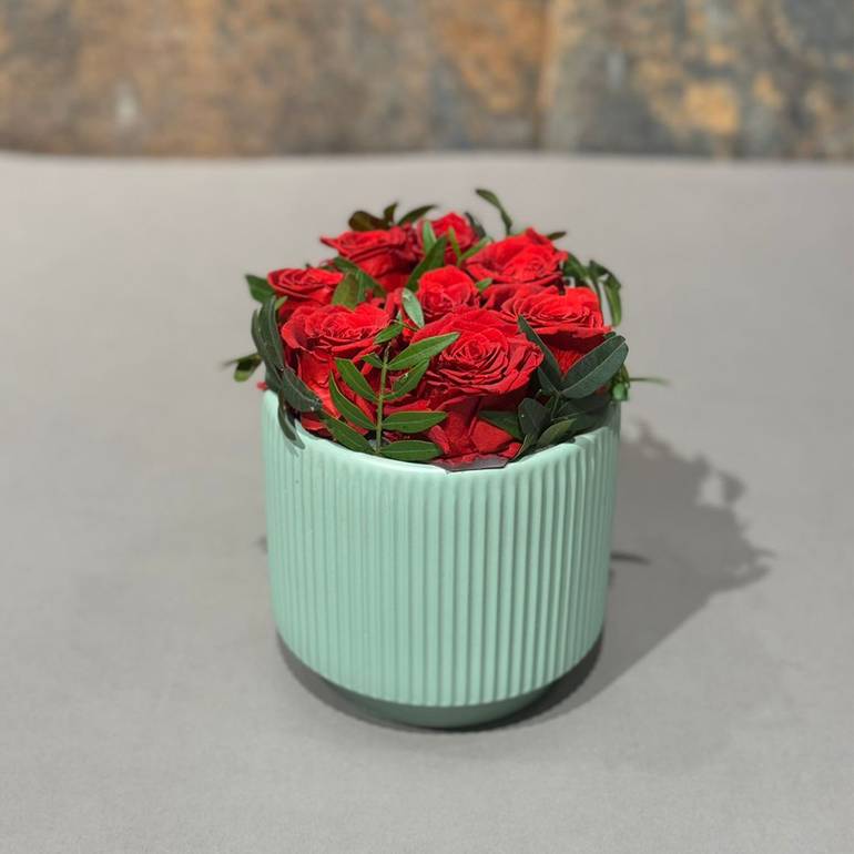 9red roses in beautiful vase