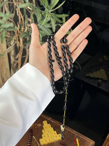 اسود صك ( قصة بيض حمام ) 