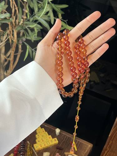 عسلي شفّاف 
