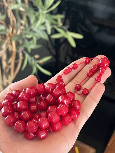 أحمر فاتح ( قصة تفاحة )