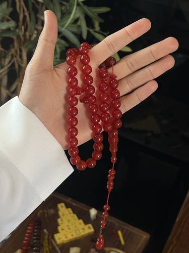 أحمر شفاف