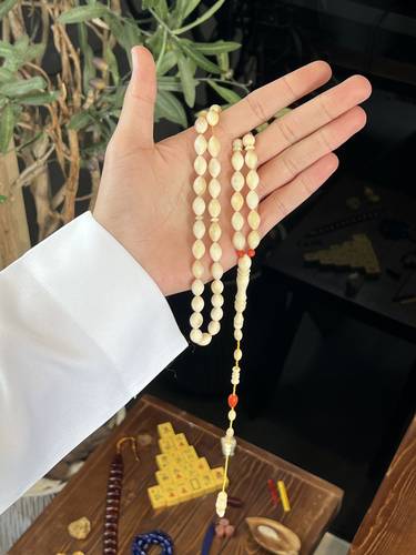 عظم نعامة مطعّم حجر مرجان ( قصة بيضاوي )