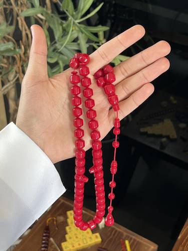 أحمر فاتح ( قصة تفاحة )
