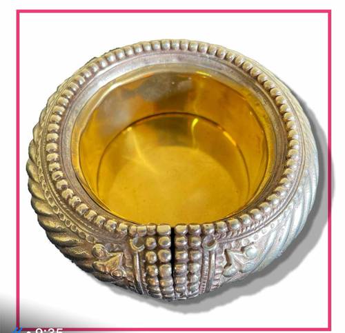 طفاية من المعدن الأبيض مشغولة يدويّة Traditional hand-made ankle bracelet ashtray