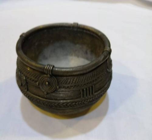 سطل من المعدن الأبيض منقوش يدويا  Hand carved white metal bowl