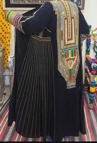 عباية مطرزة من الجوانب وعلى الظهر مستوحاة من التراث 