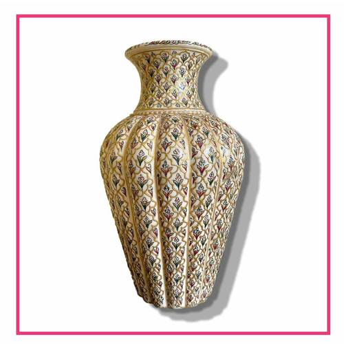 مزهرية مشغولة يدوي عظم جمل.    Handcrafted camel bone vase