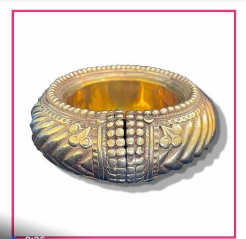 طفاية من المعدن الأبيض مشغولة يدويّة Traditional hand-made ankle bracelet ashtray