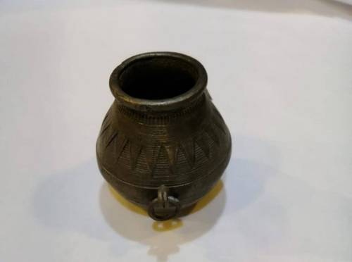 وعاء لحفظ العسل من المعدن الآبيض  White metal honey pot