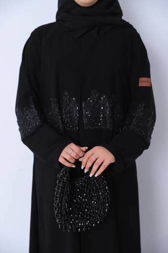 عباية كريب ملكي مشكوكة