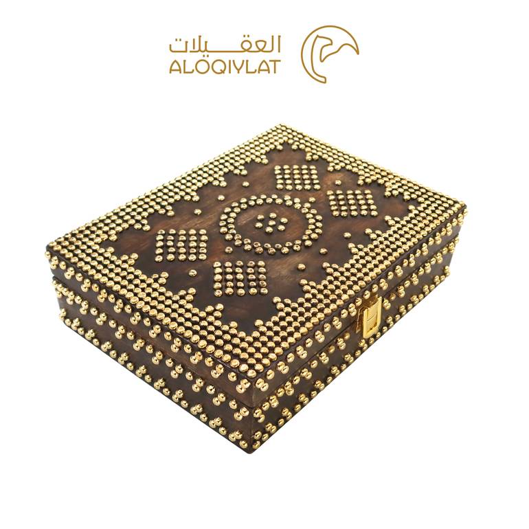 صندوق خشب تراثي دق نحاس يدوي