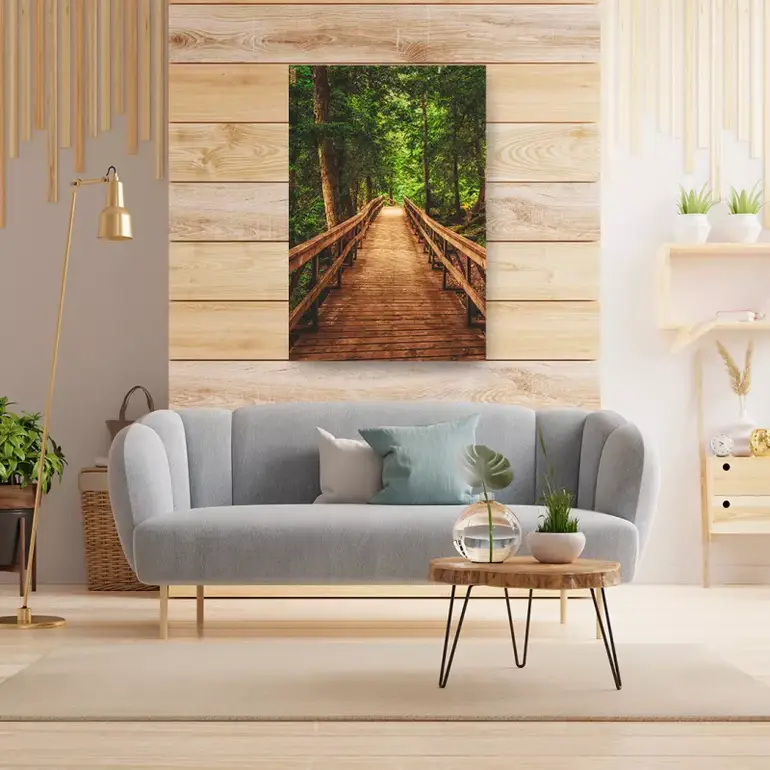 لوحة جدارية لجسر خشبي محاط بالأشجار الخضراء الجميلة