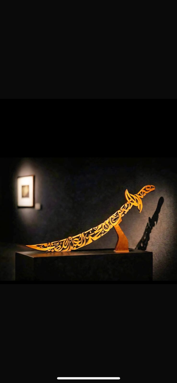 مجسم سيف محفور على الخشب 