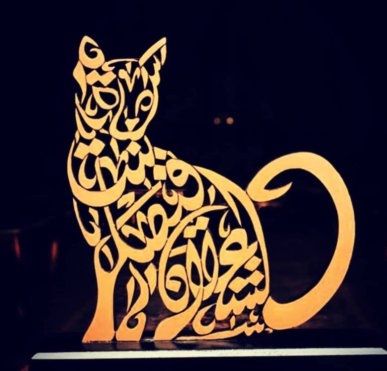 مجسم قطة محفور على الخشب 