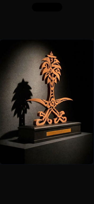 مجسم علم السعودية محفور على الخشب